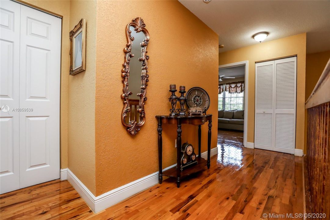 Vendido Recientemente: $539,900 (4 camas, 3 baños, 2707 Pies cuadrados)