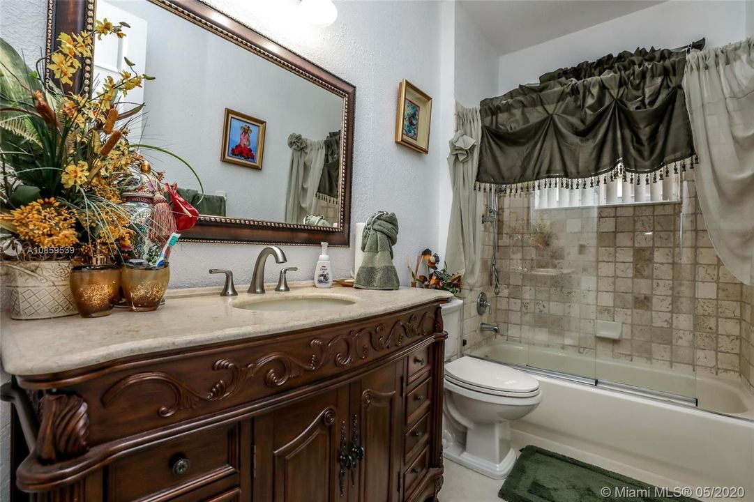 Vendido Recientemente: $539,900 (4 camas, 3 baños, 2707 Pies cuadrados)
