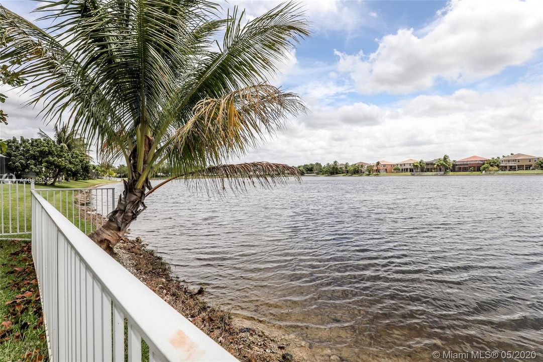 Vendido Recientemente: $539,900 (4 camas, 3 baños, 2707 Pies cuadrados)