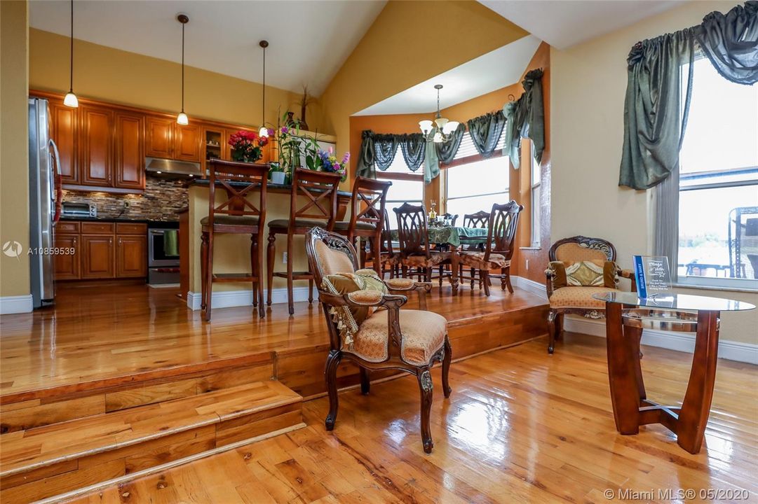 Vendido Recientemente: $539,900 (4 camas, 3 baños, 2707 Pies cuadrados)