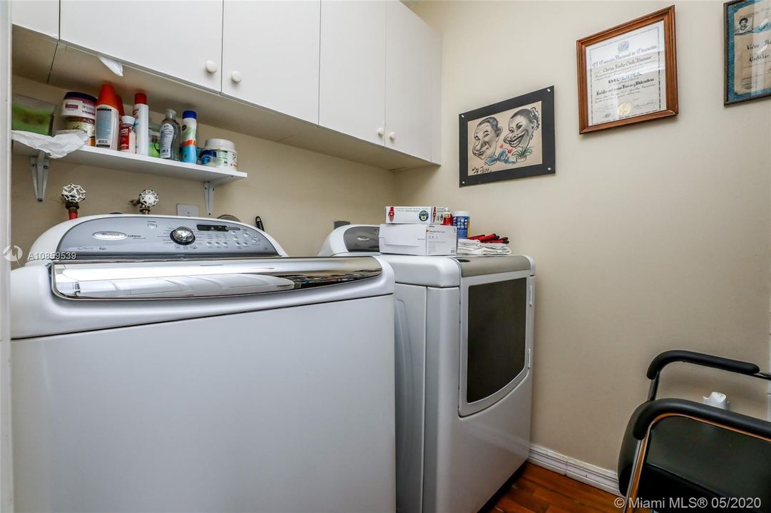 Vendido Recientemente: $539,900 (4 camas, 3 baños, 2707 Pies cuadrados)