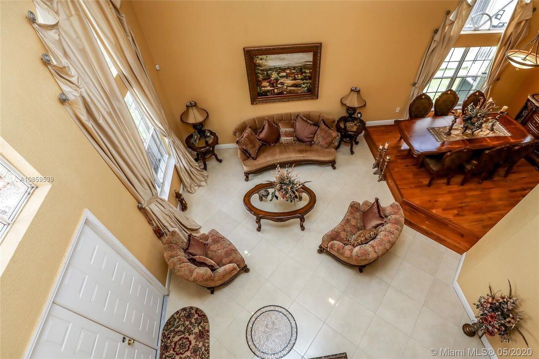 Vendido Recientemente: $539,900 (4 camas, 3 baños, 2707 Pies cuadrados)