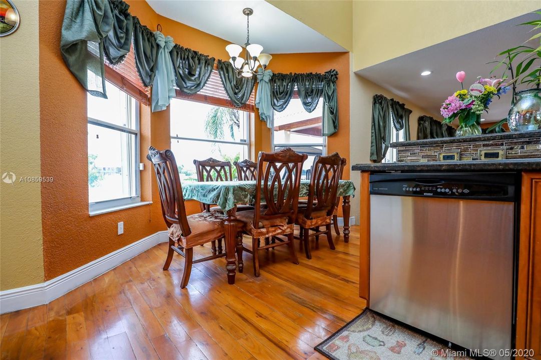 Vendido Recientemente: $539,900 (4 camas, 3 baños, 2707 Pies cuadrados)