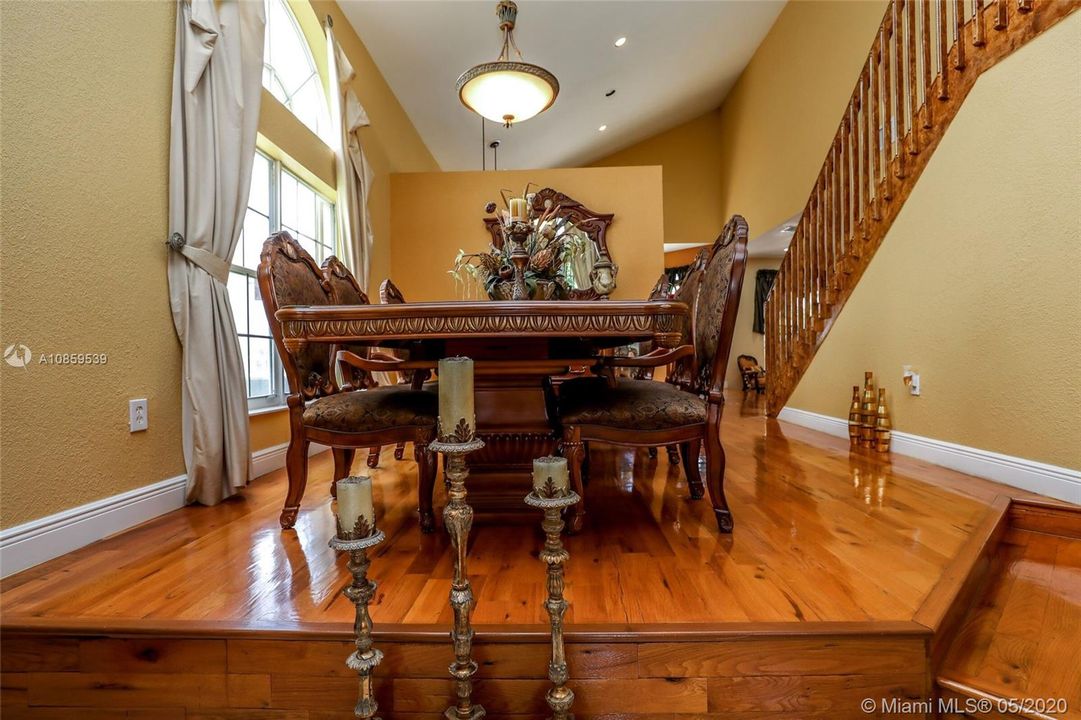 Vendido Recientemente: $539,900 (4 camas, 3 baños, 2707 Pies cuadrados)