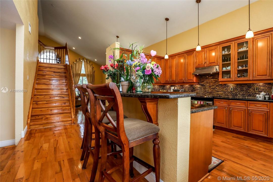 Vendido Recientemente: $539,900 (4 camas, 3 baños, 2707 Pies cuadrados)