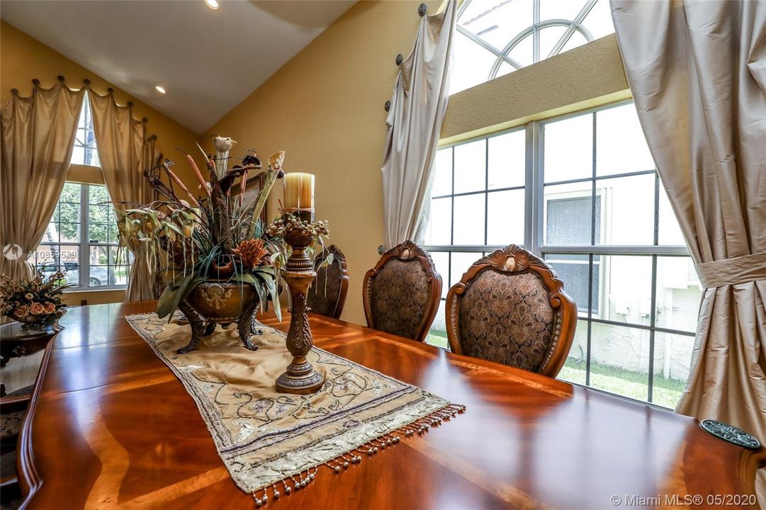 Vendido Recientemente: $539,900 (4 camas, 3 baños, 2707 Pies cuadrados)