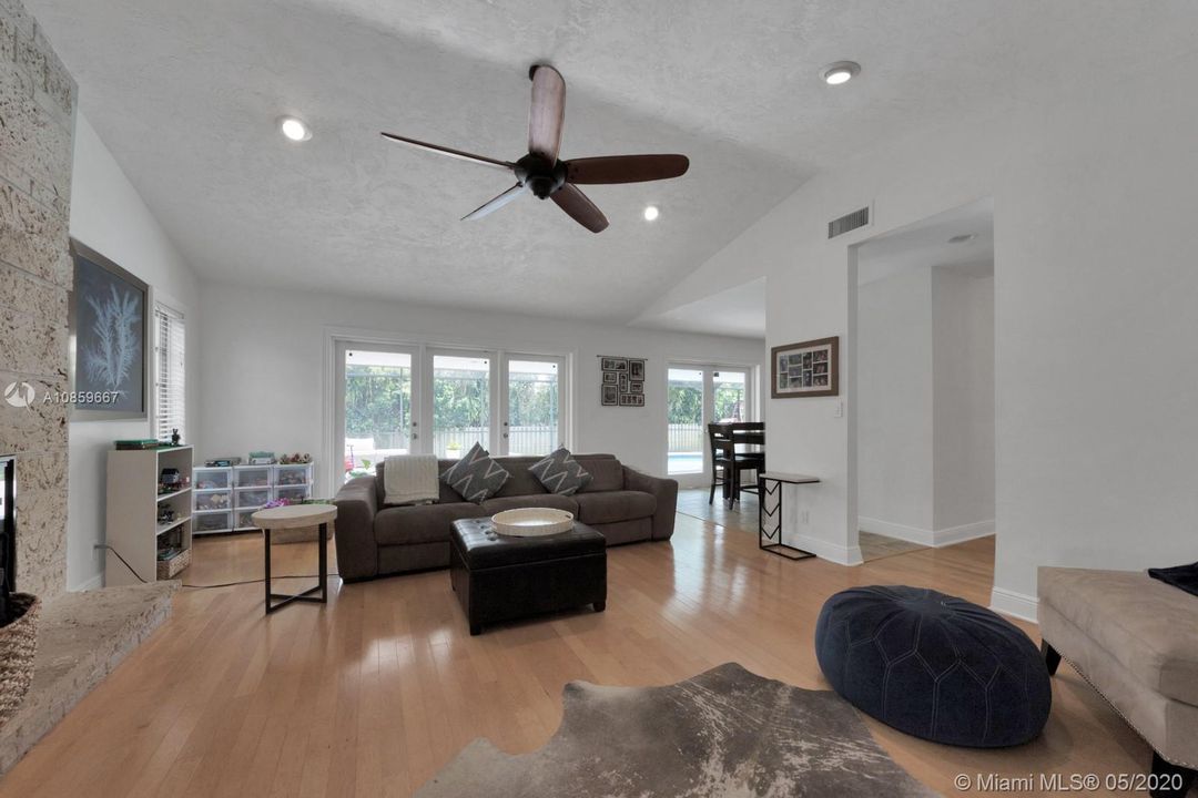 FIREPLACE LIVING ROOM