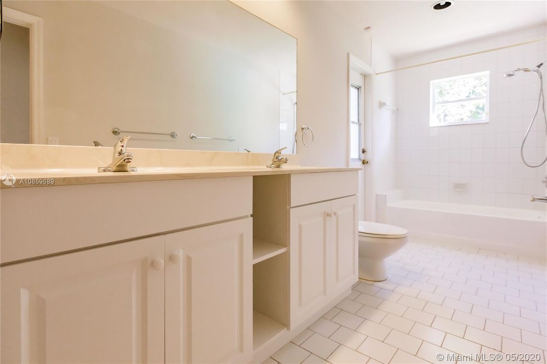 Recently Rented: $4,800 (5 beds, 3 baths, 4137 Square Feet)