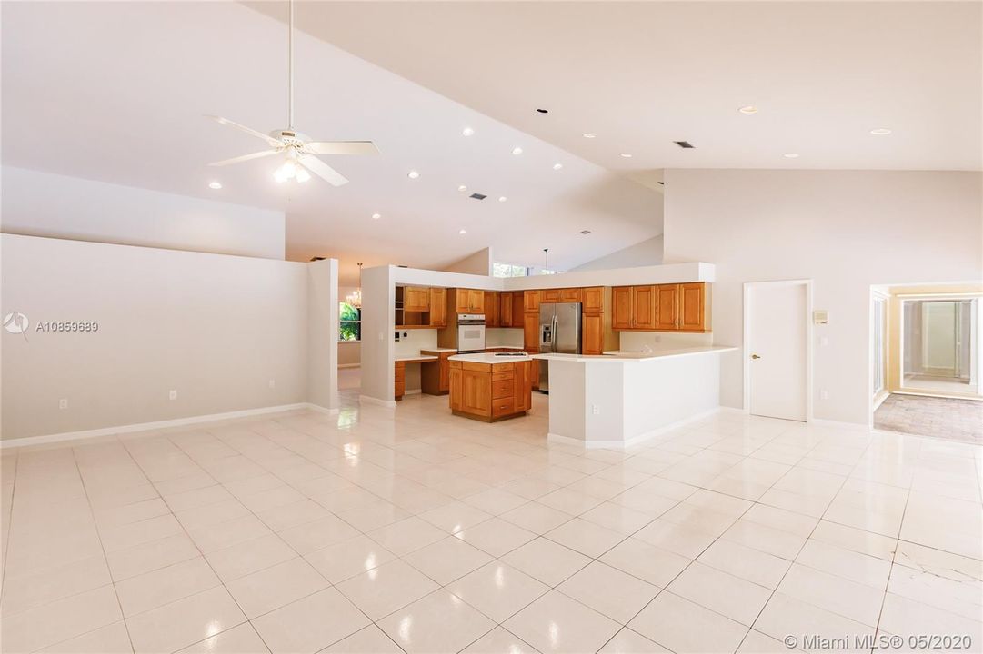 Recently Rented: $4,800 (5 beds, 3 baths, 4137 Square Feet)