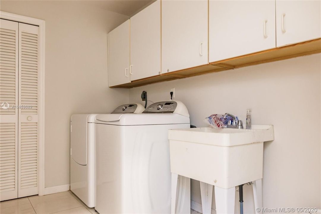 Recently Rented: $4,800 (5 beds, 3 baths, 4137 Square Feet)