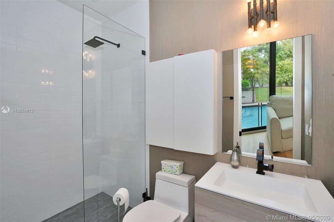 1st Floor Bedroom En-Suite Bathroom