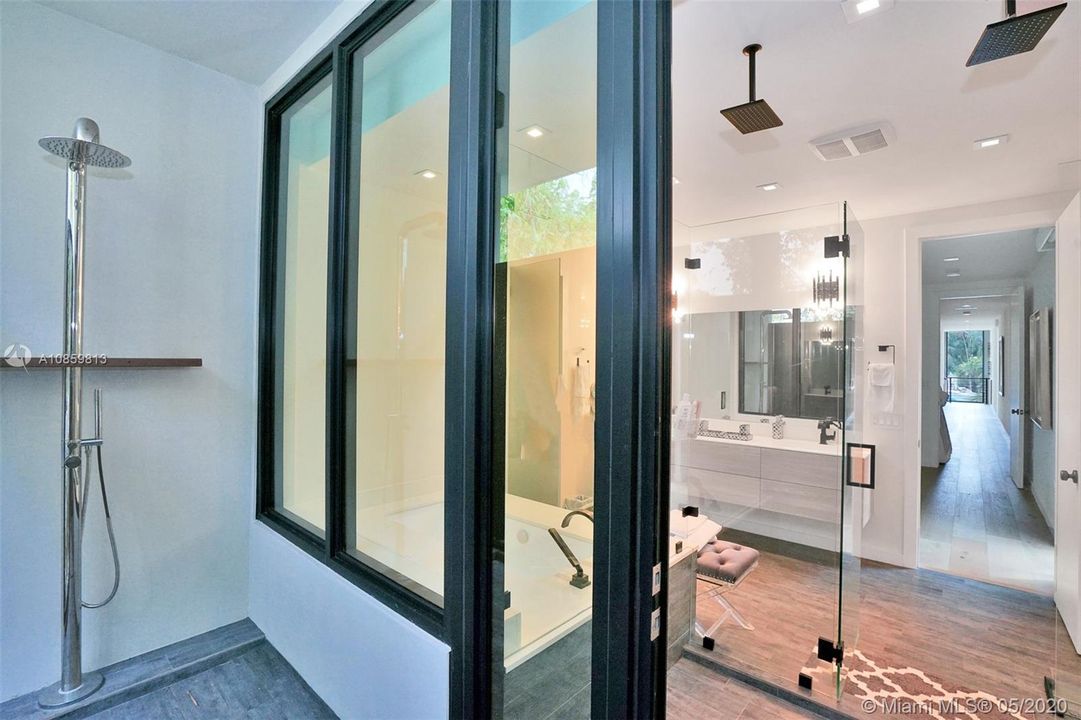 Outdoor Shower in Master Bedroom En-Suite Bathroom