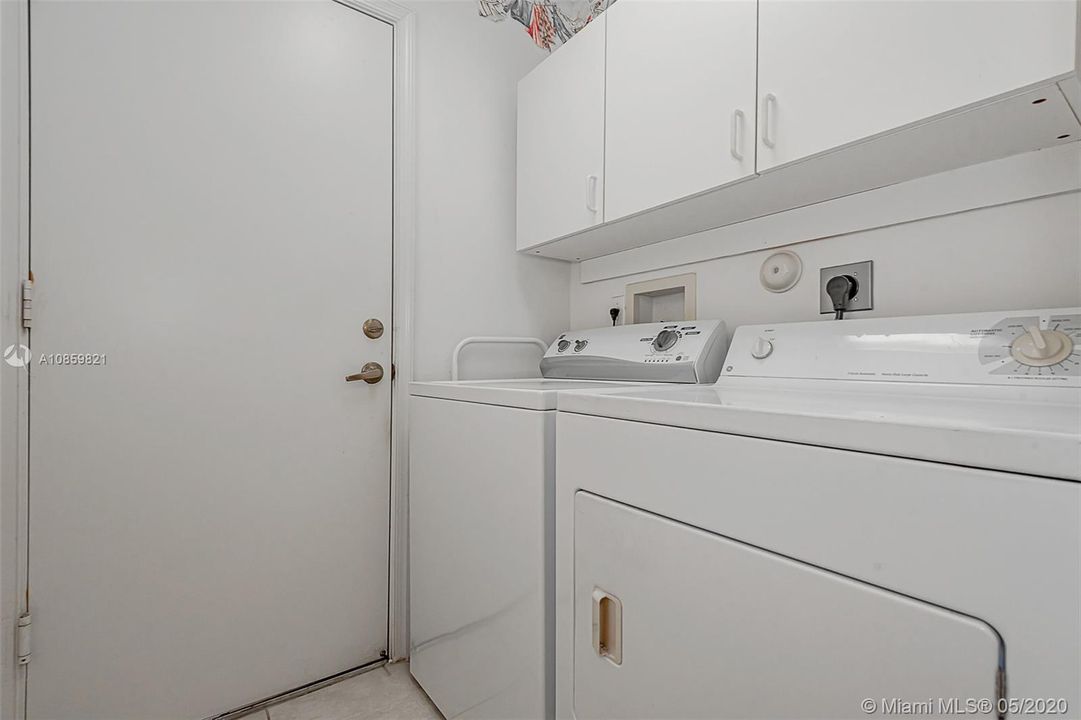 Недавно продано: $329,000 (3 спален, 2 ванн, 1588 Квадратных фут)