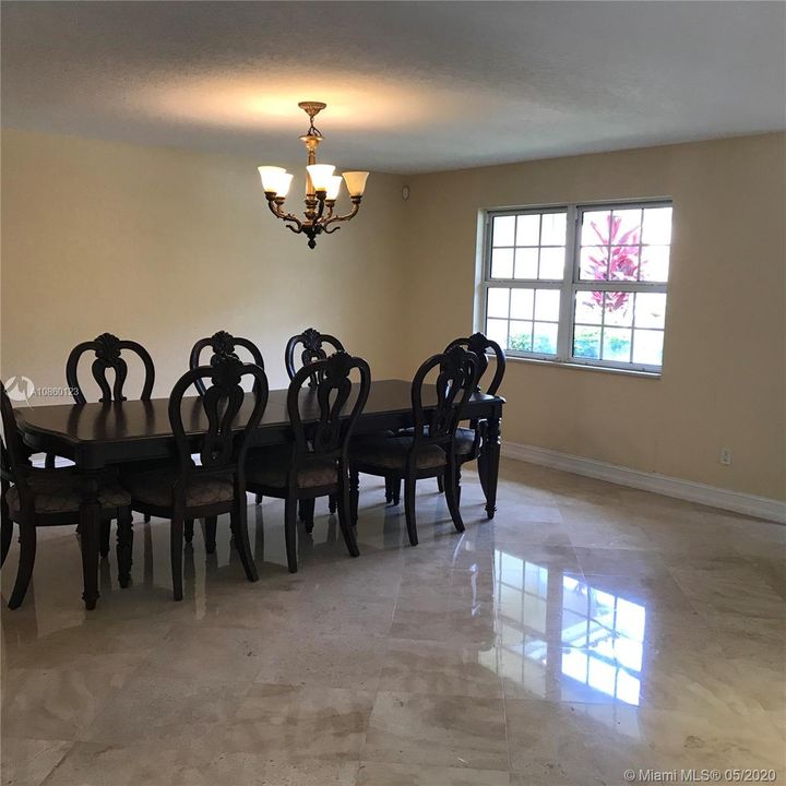 Недавно продано: $999,999 (5 спален, 4 ванн, 3919 Квадратных фут)