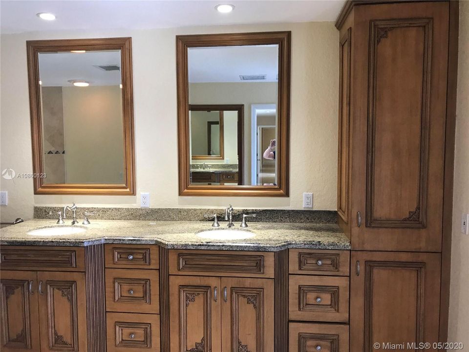 Недавно продано: $999,999 (5 спален, 4 ванн, 3919 Квадратных фут)