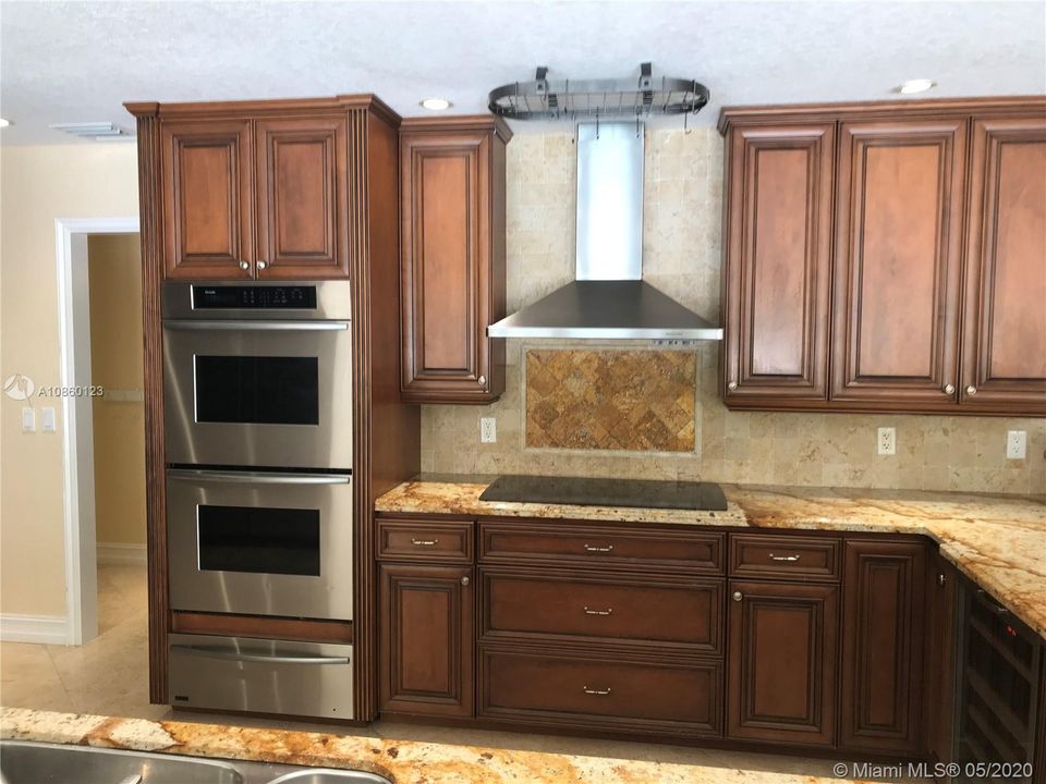 Недавно продано: $999,999 (5 спален, 4 ванн, 3919 Квадратных фут)