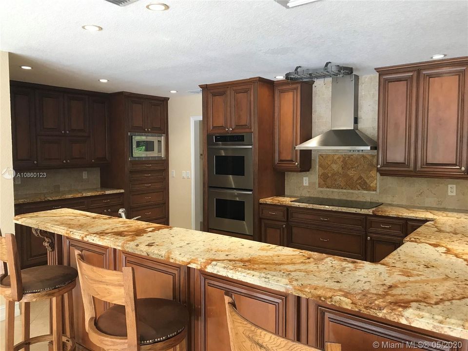 Недавно продано: $999,999 (5 спален, 4 ванн, 3919 Квадратных фут)