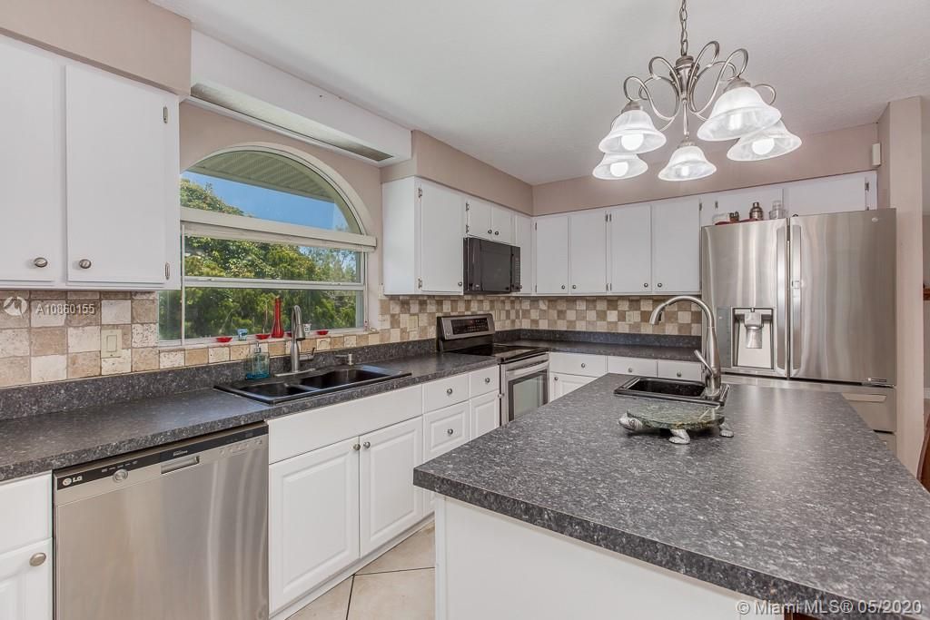 Recently Sold: $435,000 (3 beds, 2 baths, 2484 Square Feet)