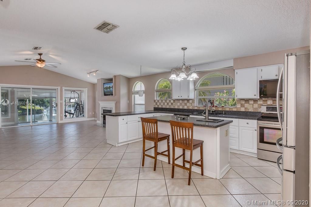 Recently Sold: $435,000 (3 beds, 2 baths, 2484 Square Feet)
