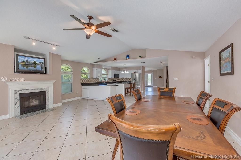 Recently Sold: $435,000 (3 beds, 2 baths, 2484 Square Feet)
