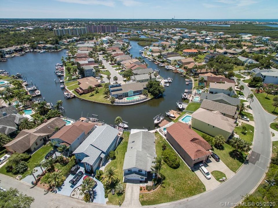 Recently Sold: $435,000 (3 beds, 2 baths, 2484 Square Feet)