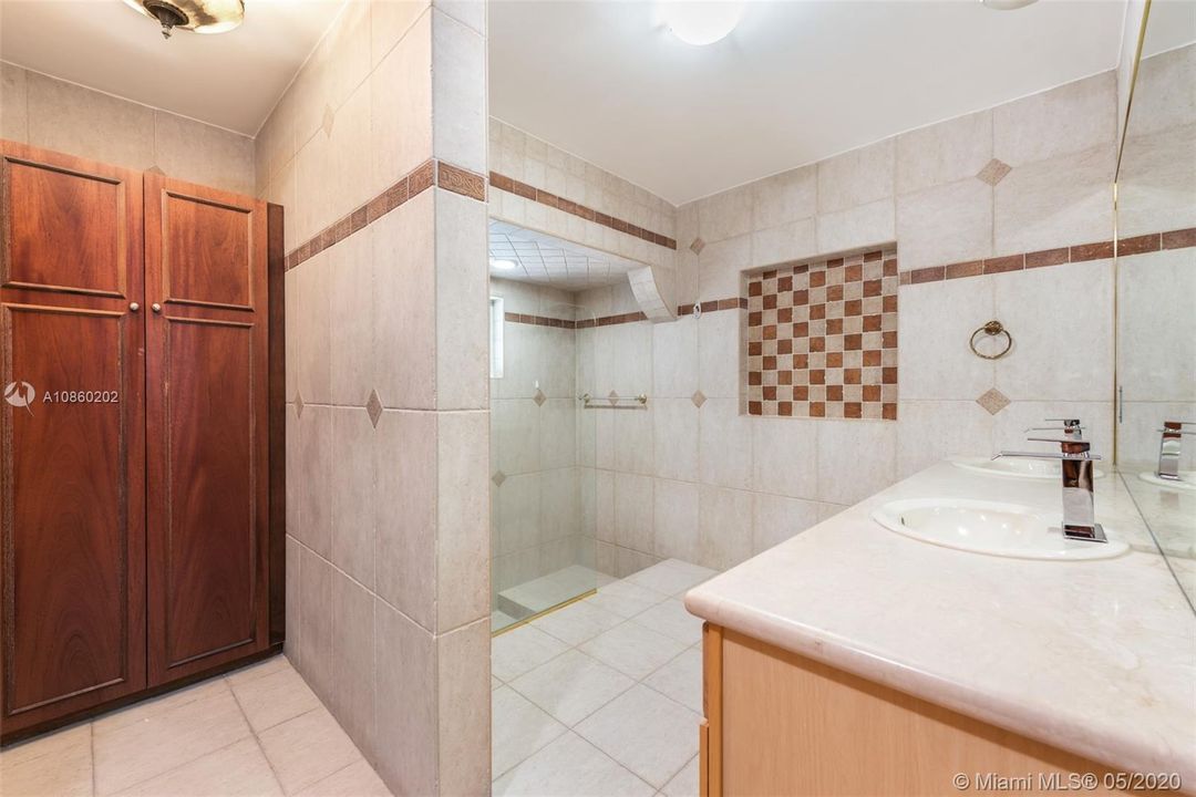 Недавно арендовано: $7,900 (5 спален, 4 ванн, 3675 Квадратных фут)