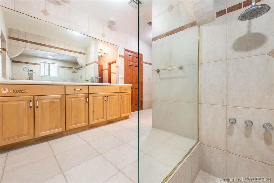 Недавно арендовано: $7,900 (5 спален, 4 ванн, 3675 Квадратных фут)