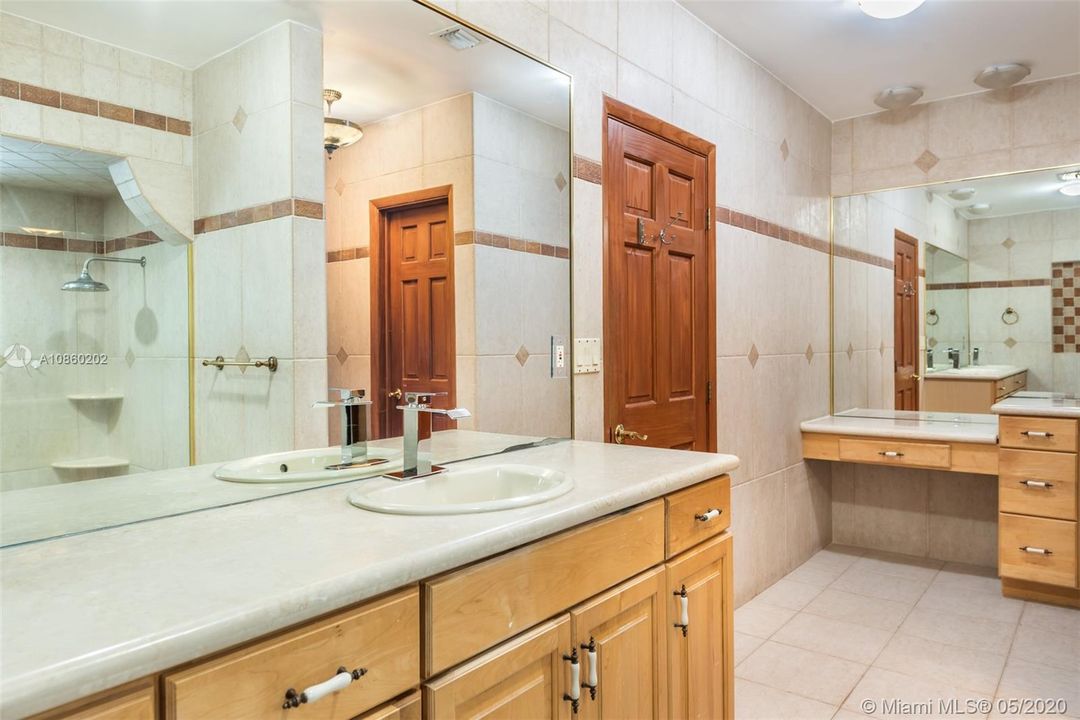 Недавно арендовано: $7,900 (5 спален, 4 ванн, 3675 Квадратных фут)