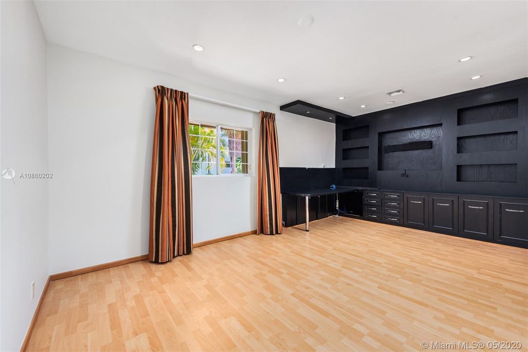 Недавно арендовано: $7,900 (5 спален, 4 ванн, 3675 Квадратных фут)