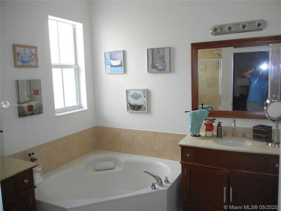 最近售出: $395,000 (3 贝兹, 3 浴室, 2001 平方英尺)