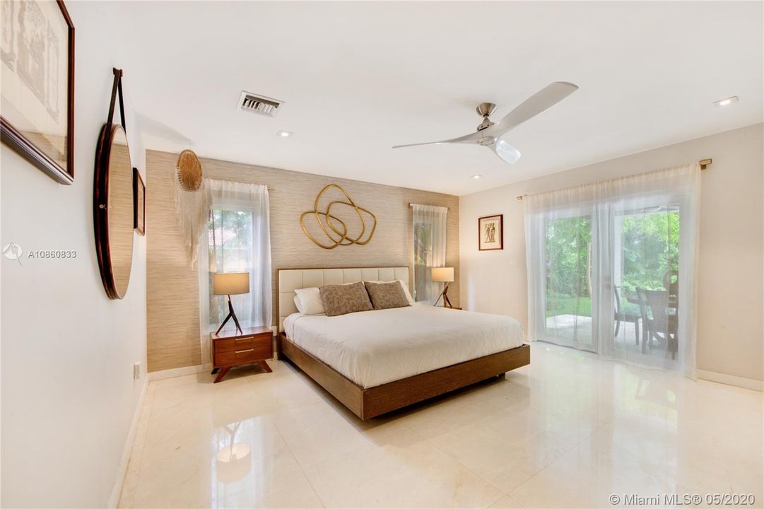 Splendid Poolside Master Suite