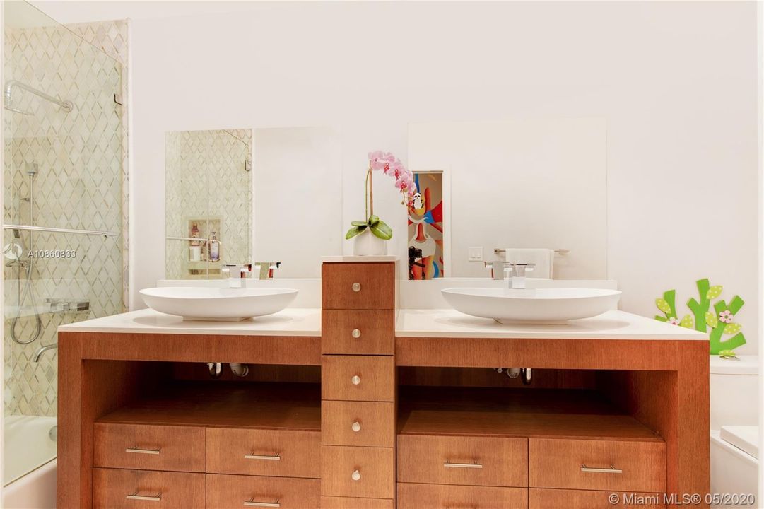 Metropolitan Cool Guest Bath