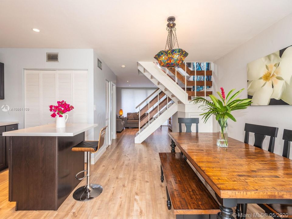 Vendido Recientemente: $335,000 (3 camas, 2 baños, 1320 Pies cuadrados)