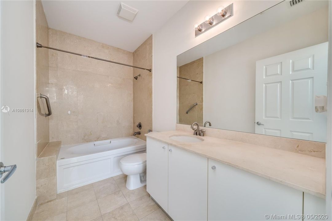 Недавно арендовано: $1,900 (2 спален, 2 ванн, 1076 Квадратных фут)