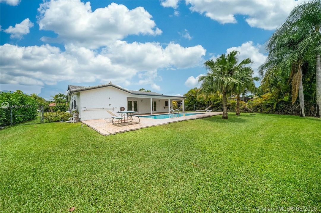 Recently Sold: $395,000 (3 beds, 2 baths, 1875 Square Feet)