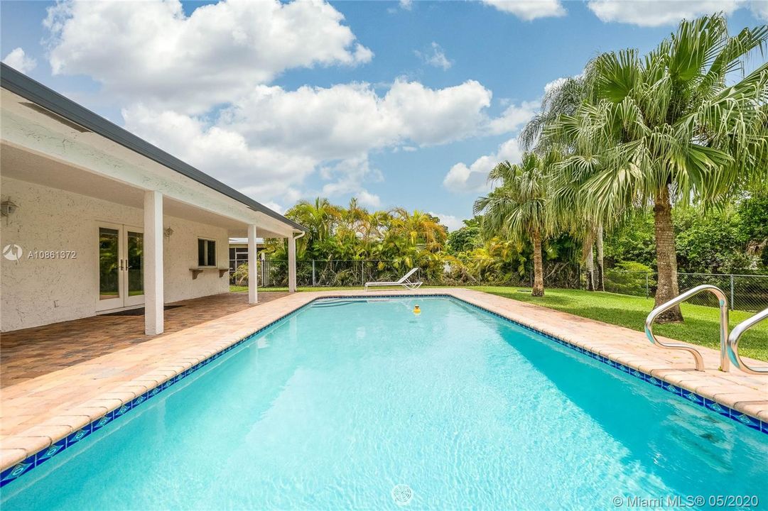 Recently Sold: $395,000 (3 beds, 2 baths, 1875 Square Feet)