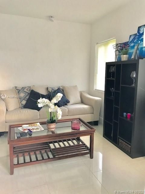 Recently Rented: $1,300 (1 beds, 1 baths, 690 Square Feet)