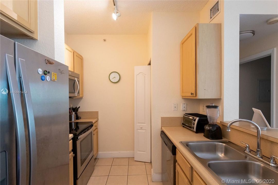 Recently Rented: $1,350 (1 beds, 1 baths, 652 Square Feet)