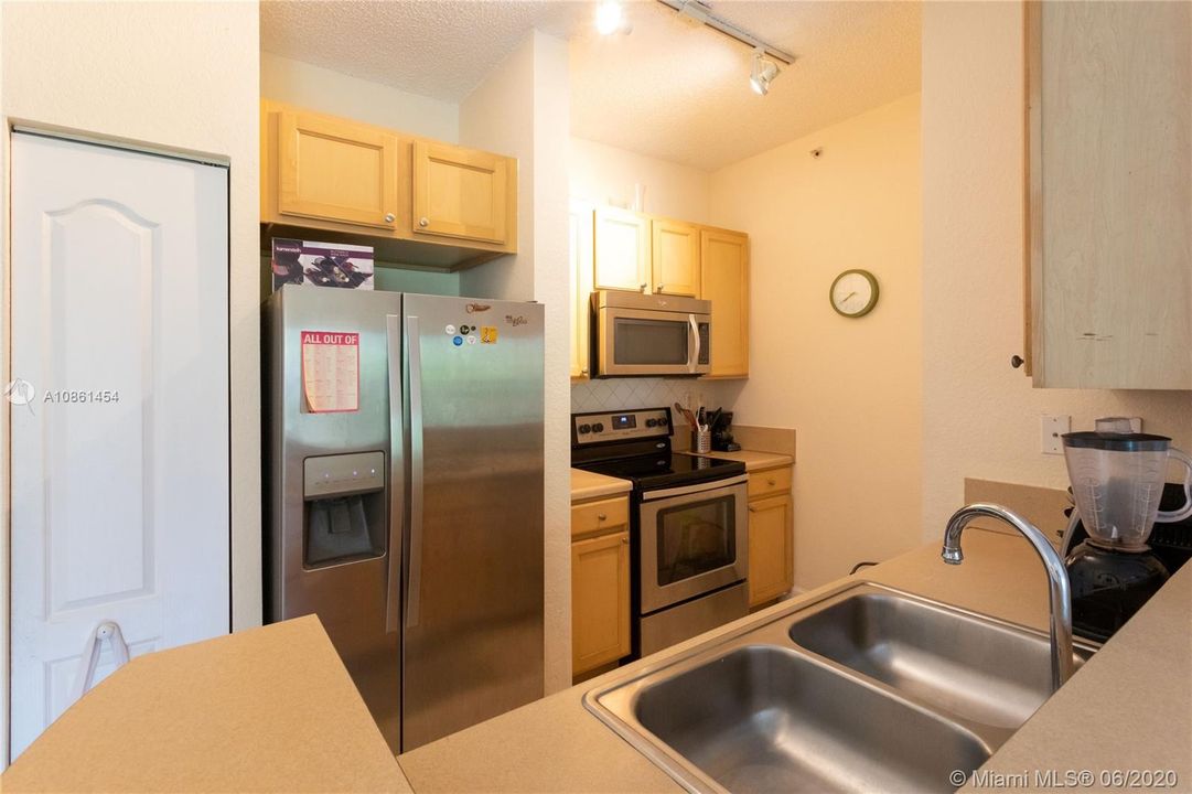 Recently Rented: $1,350 (1 beds, 1 baths, 652 Square Feet)