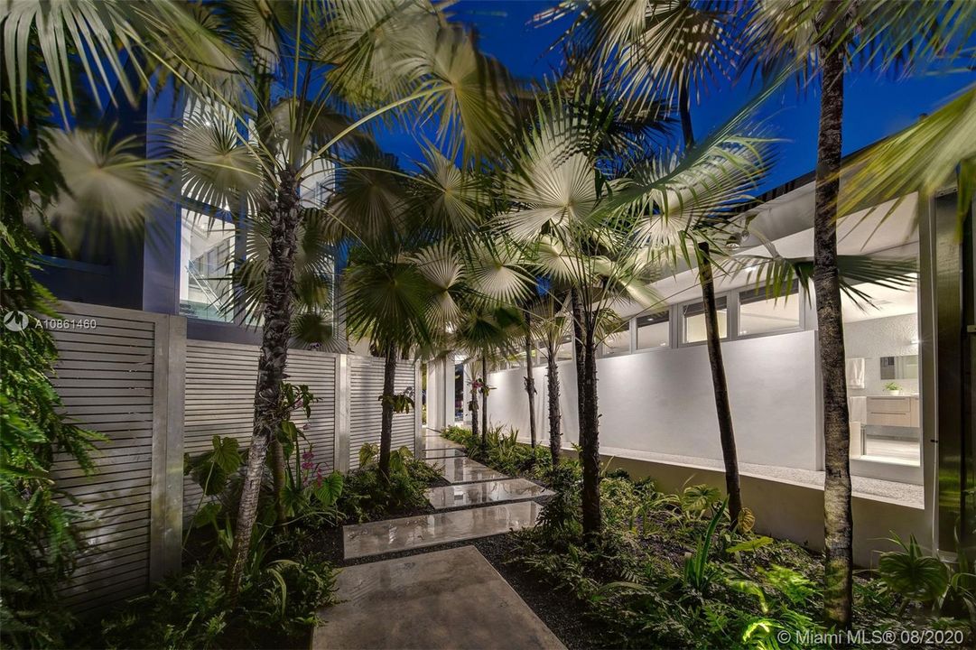 Recently Sold: $15,975,000 (9 beds, 8 baths, 7848 Square Feet)