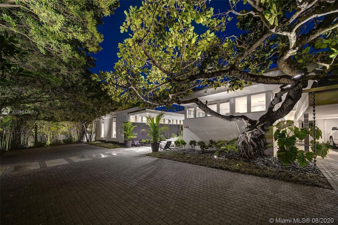 Recently Sold: $15,975,000 (9 beds, 8 baths, 7848 Square Feet)