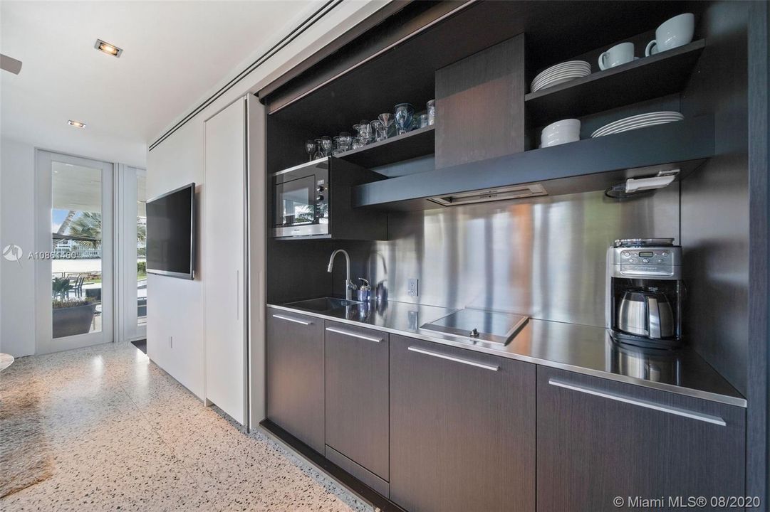 Recently Sold: $15,975,000 (9 beds, 8 baths, 7848 Square Feet)