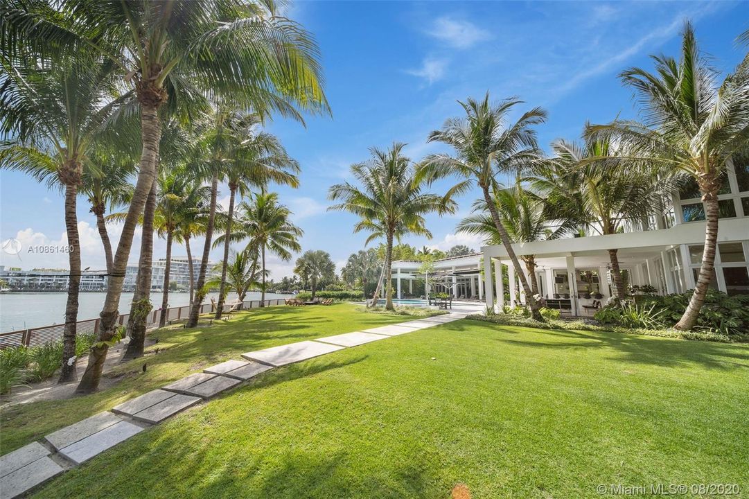 Recently Sold: $15,975,000 (9 beds, 8 baths, 7848 Square Feet)