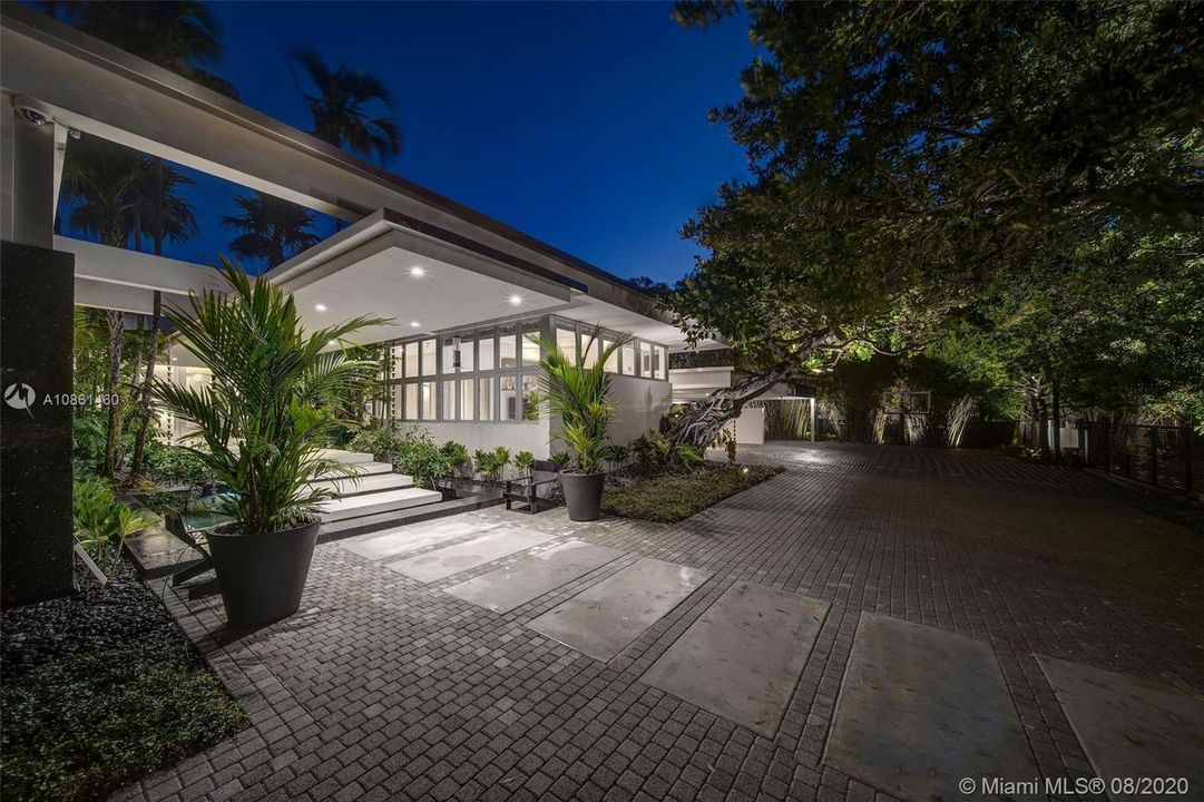 Recently Sold: $15,975,000 (9 beds, 8 baths, 7848 Square Feet)