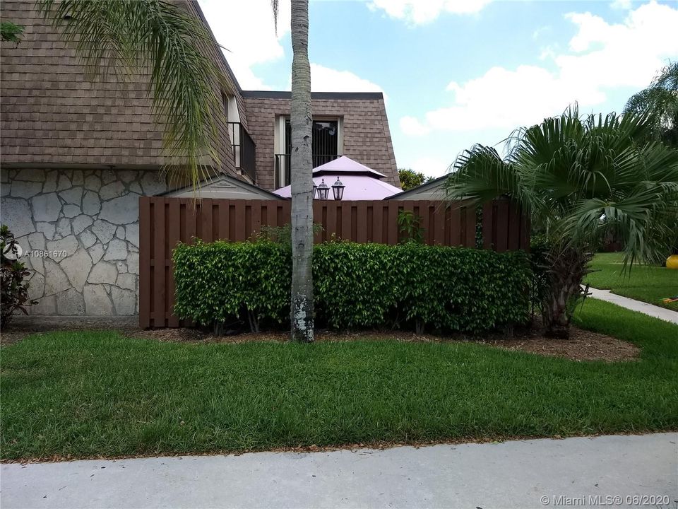 Vendido Recientemente: $219,900 (2 camas, 2 baños, 1183 Pies cuadrados)