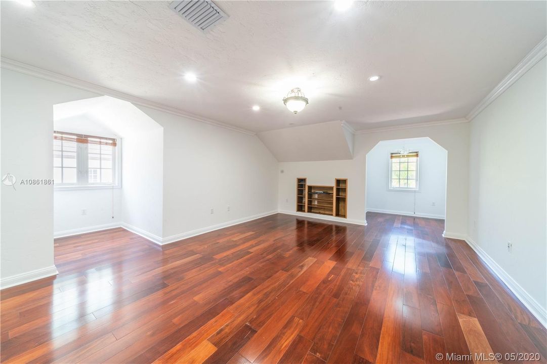 Recently Rented: $11,000 (5 beds, 4 baths, 4216 Square Feet)