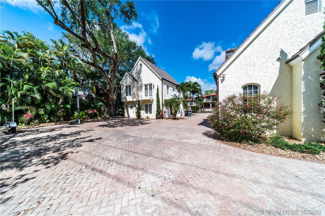 Recently Rented: $11,000 (5 beds, 4 baths, 4216 Square Feet)