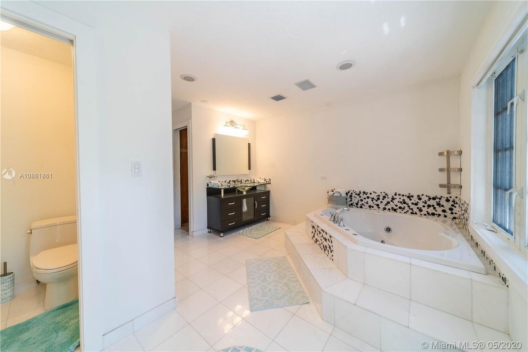 Recently Rented: $11,000 (5 beds, 4 baths, 4216 Square Feet)