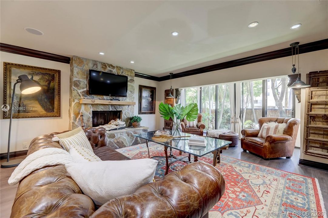 Recently Sold: $950,000 (3 beds, 2 baths, 2558 Square Feet)