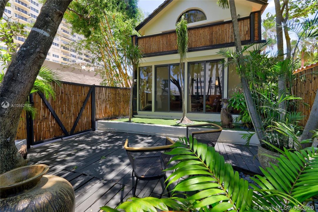 Tropical patio to enjoy Ft Lauderdale life